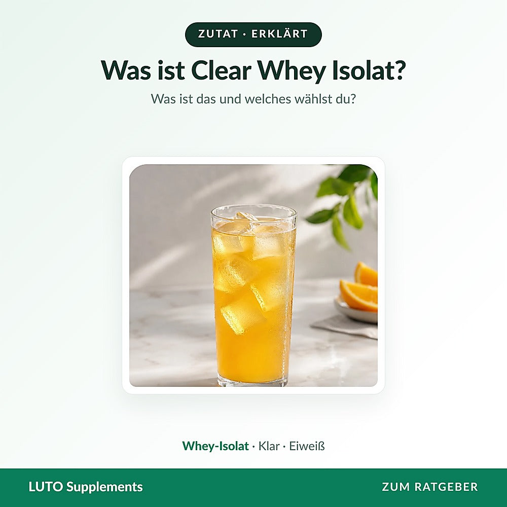 Klares fruchtiges Eiweißgetränk mit Eiswürfeln